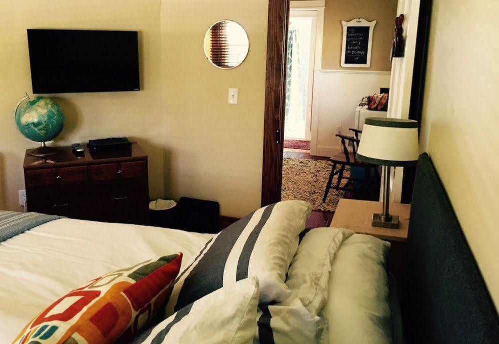 Aberdeen Stone Cottage B&B Traverse City Bagian luar foto
